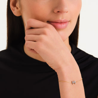 Pulsera Letra M con cristales leftcolumn