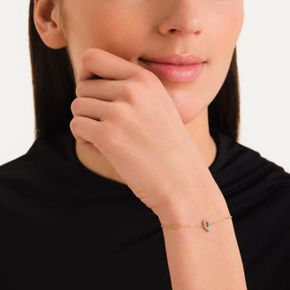 Pulsera Letra Q con cristales leftcolumn