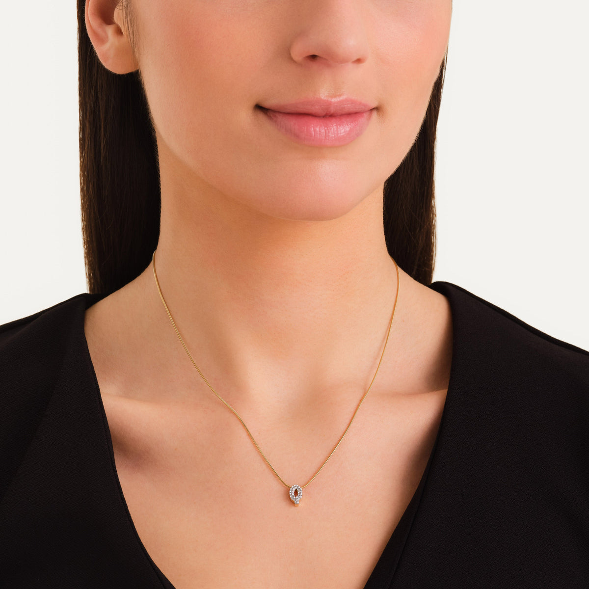Collar Letra Q con cristales leftcolumn